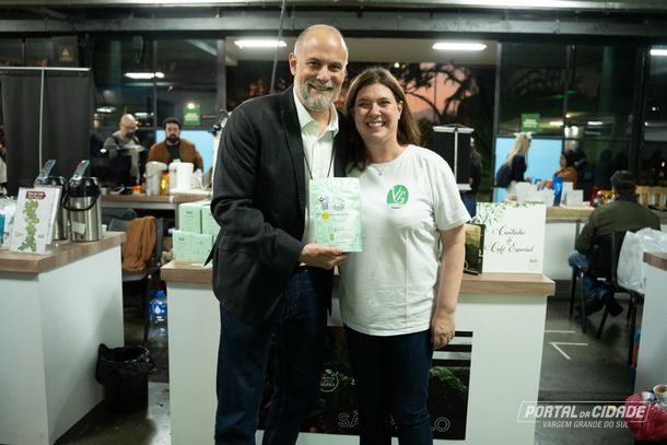 Apoio: o diretor-superintendente do Sebrae-SP, Nelson Hervey Costa, esteve com a produtora Patr&iacute;cia Guerra Moreira de Mendon&ccedil;a, do Caf&eacute; Villa di Grama