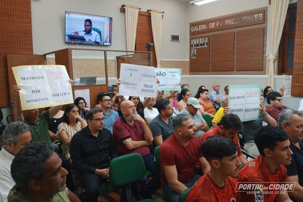 Mobiliza&ccedil;&atilde;o: apoiadores se manifestaram em defesa da vereadora durante a sess&atilde;o ordin&aacute;ria