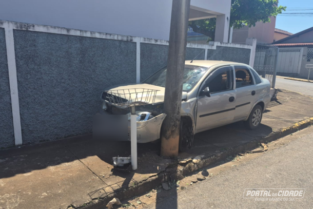 Carro colide com poste ap&oacute;s esquivar de motocicleta em Vargem Grande do Sul