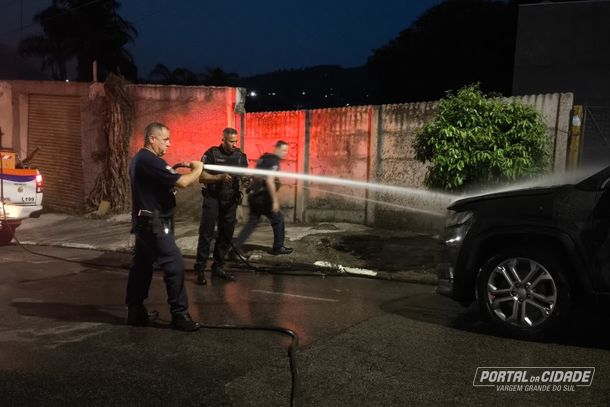 Carro pega fogo na Rua 24 de Janeiro, em Vargem Grande do Sul