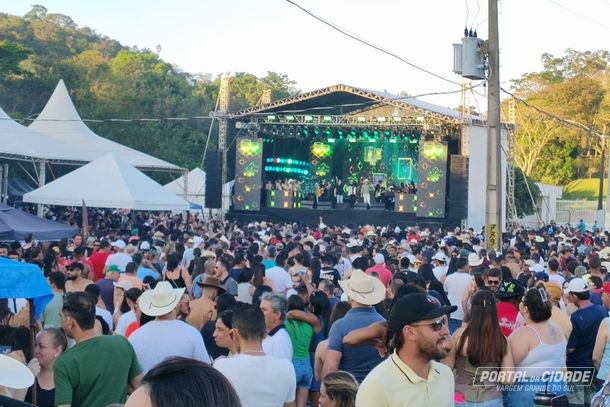 Apresenta&ccedil;&atilde;o de Jo&atilde;o Neto e Frederico marcou programa&ccedil;&atilde;o de anivers&aacute;rio de Vargem Grande do Sul