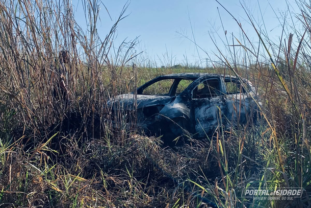 Ve&iacute;culo &eacute; encontrado completamente carbonizado em Vargem Grande do Sul