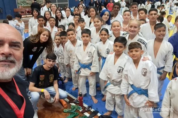 Destaque: sensei Daniel Garcia junto com os judocas da Associa&ccedil;&atilde;o e Projeto Social Bushido