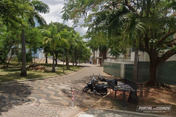 Algumas pra&ccedil;as apresentam problemas de acessibilidade, lixo acumulado nas lixeiras e aus&ecirc;ncia de jardins