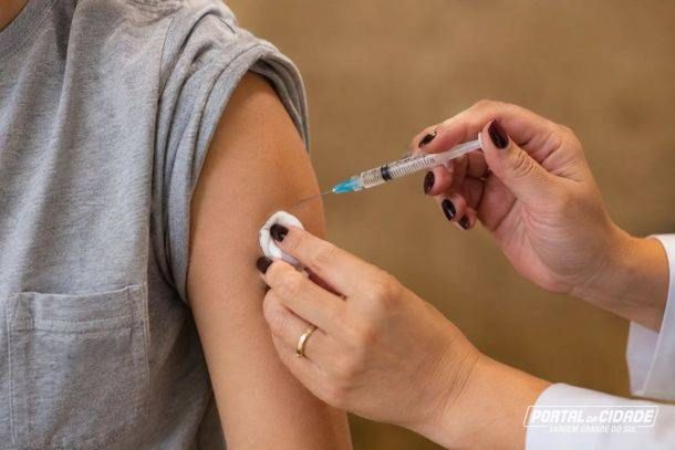 Po&ccedil;os de Caldas amplia temporariamente a vacina&ccedil;&atilde;o contra meningite a partir de 15 anos