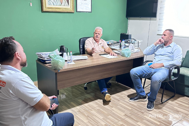 Deputado Vit&atilde;o do Cachorr&atilde;o visita Prefeitura e refor&ccedil;a investimentos em Porangaba