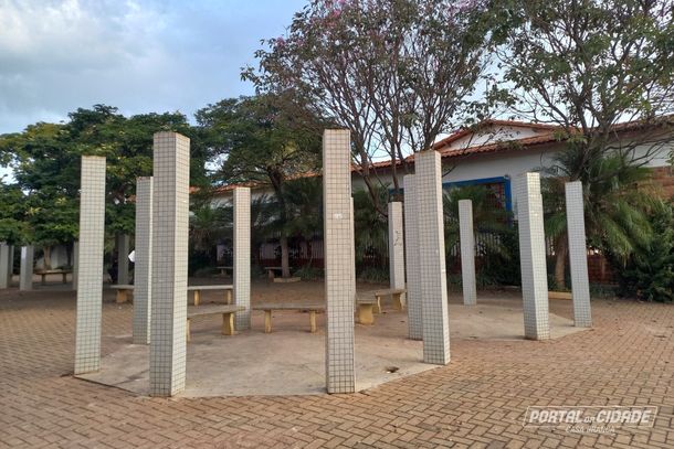 Quiosques do Cal&ccedil;ad&atilde;o do AME est&atilde;o sendo demolidos
