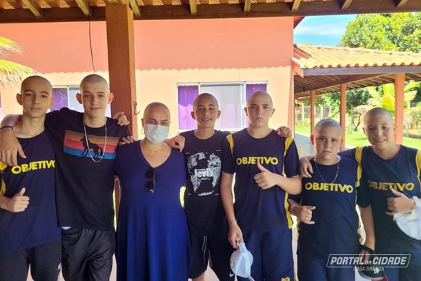 Alunos e professora tiram foto em homenagem 