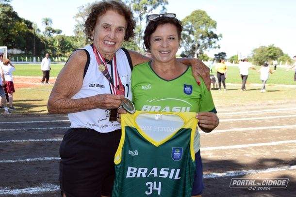 Professora Hel&ocirc; recebe caminha da sele&ccedil;&atilde;o brasileira de basquete da ex-aluna T&acirc;nia Ventura