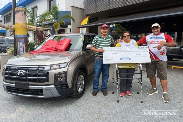 Ganhadora Joana (ao centro) recebe cheque e carro zero 