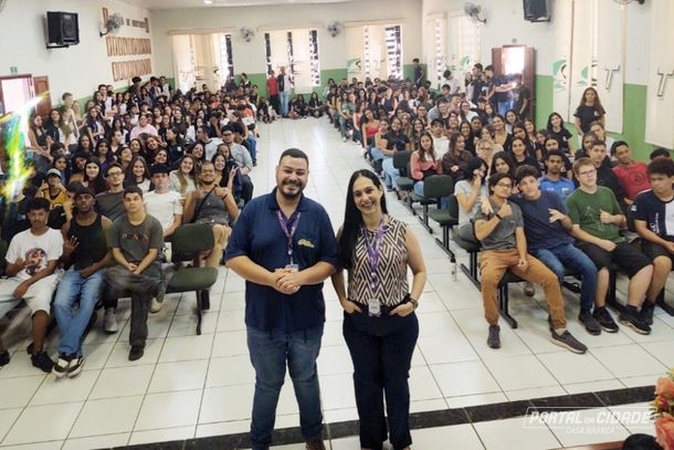 Jeferson e K&eacute;tima representam o Peres em evento na ETEC Casa Branca