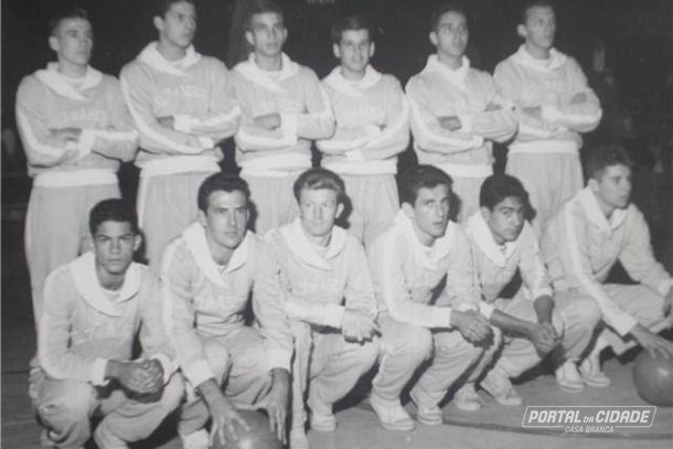 Time de Basquete de Casa Branca - 1968 - De p&eacute;: Ponga, Testa, Sufe, Celso , Carvalho, Nand&atilde;o Salotti. Agachados: Paulo Alexandre, Brother, Vandico, Vartim Gon&ccedil;alves, Adolfinho e Marcio Bacci