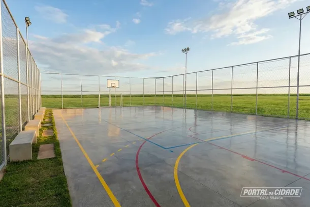 Programa estadual "Esporte que Constr&oacute;i" leva quadra &agrave; Vila Andorinhas
