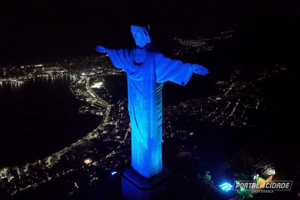  Cristo Redentor &eacute; iluminado de azul em homenagem aos 65 anos de morte do Beato Donizetti