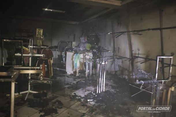  Inc&ecirc;ndio atinge loja de roupas no centro de Casa Branca