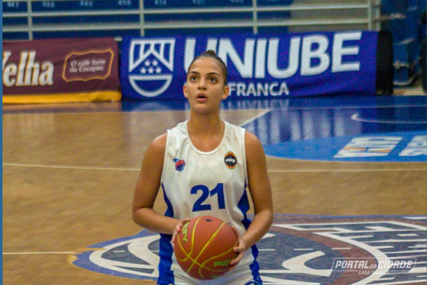Com apenas 14 anos, L&iacute;via estreia no Paulista Sub-20 de basquete