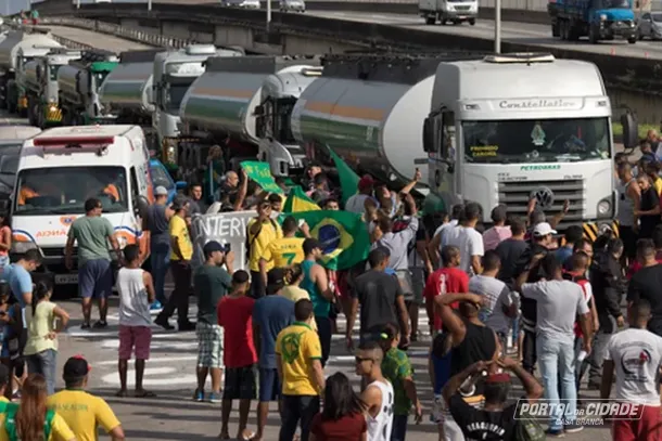 Caminhoneiros iniciam paralisa&ccedil;&atilde;o e cobram vota&ccedil;&atilde;o da MP do Frete