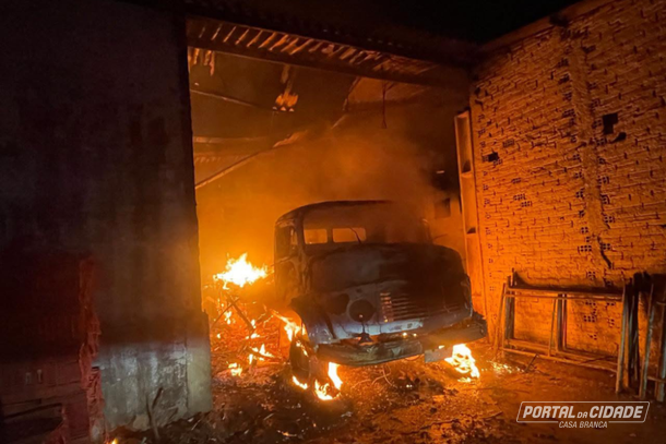 Inc&ecirc;ndio atinge barrac&atilde;o de laranjas e destr&oacute;i caminh&atilde;o em Casa Branca