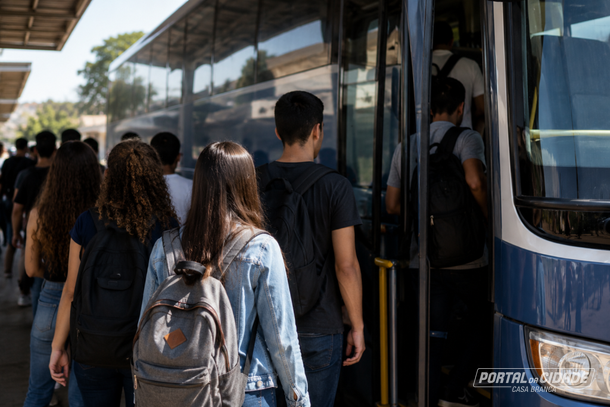 Mais de 40 estudantes cobram aux&iacute;lio para transporte universit&aacute;rio em Casa Branca