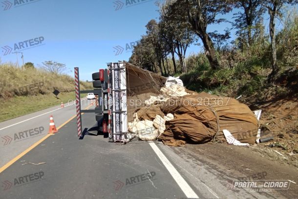  Carreta carregada com batatas tomba na SP-342 e deixa motorista gravemente ferido