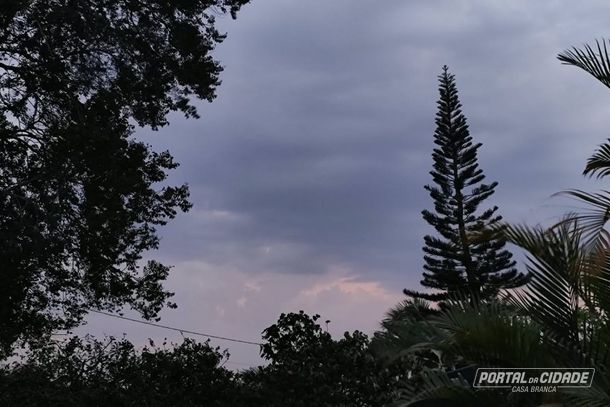 Frente fria j&aacute; come&ccedil;a a mudar o c&eacute;u de Casa Branca nesta segunda-feira (31)