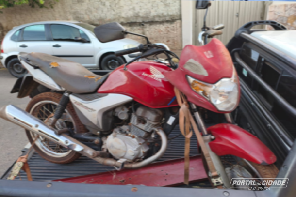 Moto furtada &eacute; encontrada sob vegeta&ccedil;&atilde;o em loteamento de Casa Branca