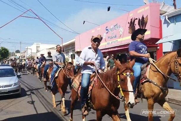 Cavaleiros descem a Rua da Esta&ccedil;&atilde;o na Romaria de 2024