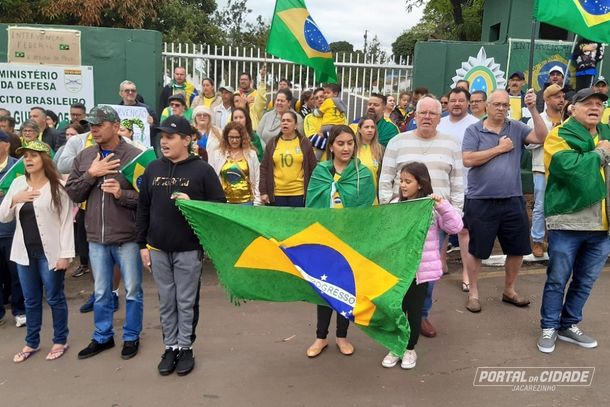 Participante do manifesta&ccedil;&atilde;o d&aacute; entrevista ao Portal da Cidade, ou&ccedil;a o &aacute;udio