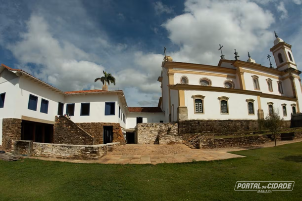 Fachada lateral da Casa do Conde de Assumar, que vai sediar o Museu de Mariana, e da Igreja de S&atilde;o Francisco de Assis