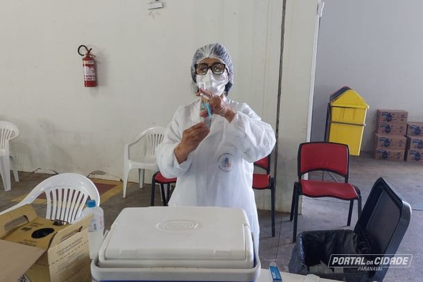 Para receber a 4&ordf; dose, as pessoas maiores de 80 anos devem apresentar documentos pessoais e Cart&atilde;o de Vacina comprovando a aplica&ccedil;&atilde;o das tr&ecirc;s doses anteriores.