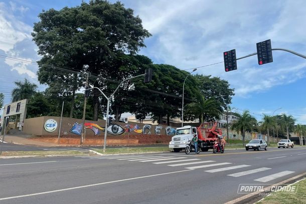Equipamento est&aacute; instalado na esquina da entrada do Col&eacute;gio Estadual de Paranava&iacute;, que fica na rua Guapor&eacute;.
