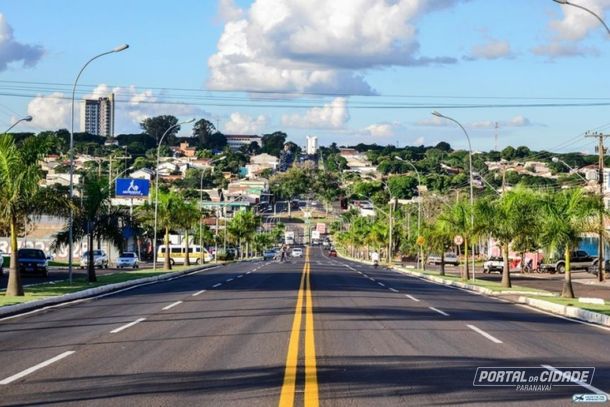 Motoristas n&atilde;o respeitam sinaliza&ccedil;&atilde;o de tr&acirc;nsito que pro&iacute;be convers&atilde;o na Avenida Heitor Alencar Furtado.
