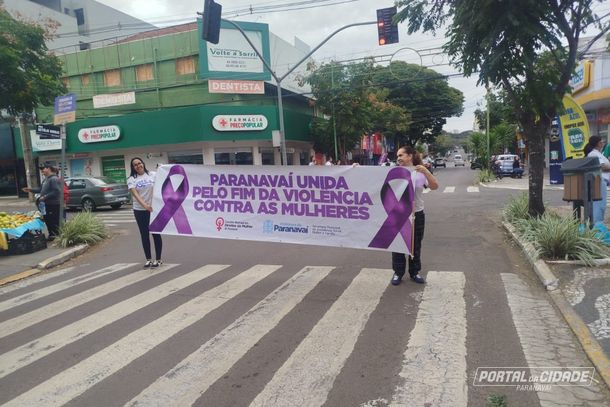 Durante a Caminhada do Meio-Dia, os participantes lembraram que o combate ao feminic&iacute;dio depende da uni&atilde;o entre o poder p&uacute;blico, as for&ccedil;as de seguran&ccedil;a e toda a sociedade. A mensagem refor&ccedil;ada ao longo do ato foi de que nenhuma mulher deve enfrentar a viol&ecirc;ncia sozinha e que denunciar pode salvar vidas.