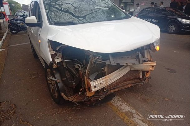 Colis&atilde;o entre dois carros termina em capotamento no Centro de Paranava&iacute;