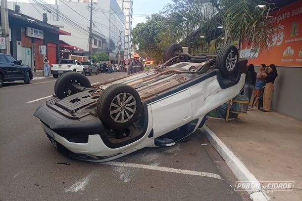 Colis&atilde;o entre dois carros termina em capotamento no Centro de Paranava&iacute;