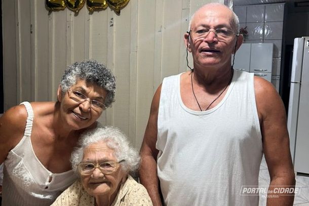 Na foto, da esquerda para a direita, Cleide Nascimento, sua m&atilde;e Maria e seu irm&atilde;o Euz&eacute;bio. 