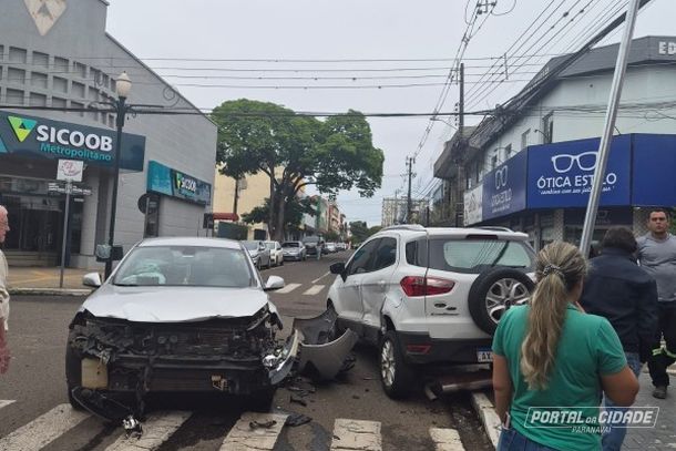 Colis&atilde;o aconteceu no cruzamento das ruas Marechal C&acirc;ndido Rondon e Manoel Ribas; local &eacute; conhecido pelo registro de acidentes.