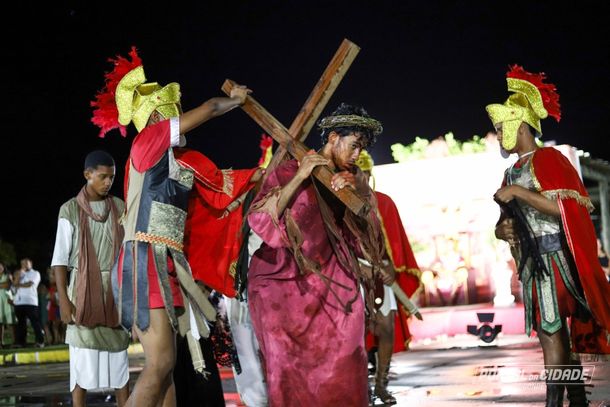 Teatro F&ecirc;nix emociona p&uacute;blico com espet&aacute;culo da Paix&atilde;o de Cristo no S&iacute;tio do Conde