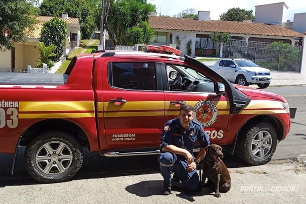 Cabo Canever e cadela L&eacute;ia embarcam para integrar equipe de buscas