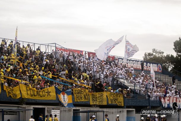 Jogo entre Igua&ccedil;u e Paran&aacute; Clube realizado em junho de 2023 no est&aacute;dio Antiocho Pereira 