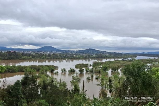 Vista do Rio Igua&ccedil;u no Mirante Arno Dickel, em Porto Uni&atilde;o.