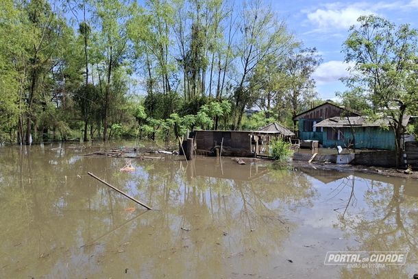 Casa j&aacute; atingida por &aacute;gua no bairro Cidade Jardim.
