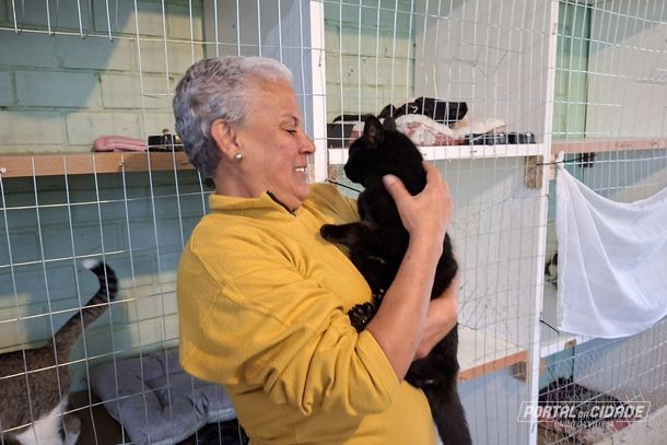 Moradora do Santa Rosa, Rita de C&aacute;ssia deixou a casa e levou os animais para o abrigo ap&oacute;s ser orientada a sair da &aacute;rea de risco.