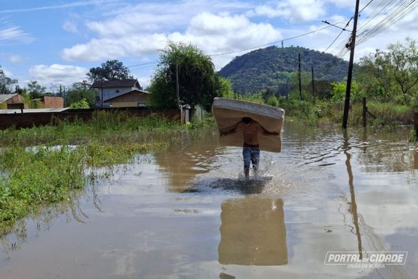 Homem fazendo mudan&ccedil;a no bairro Cidade Jardim.