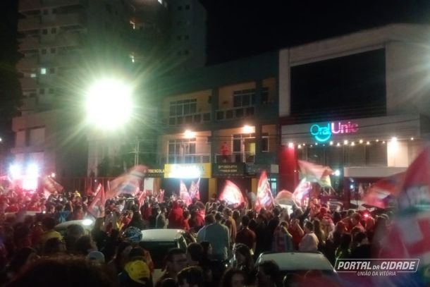 Moradores v&atilde;o &agrave;s ruas comemorar resultado das elei&ccedil;&otilde;es nas cidades g&ecirc;meas