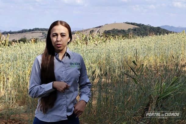A agr&ocirc;noma da Emater Ibertioga, Sabrina Damiane, d&aacute; in&iacute;cio ao evento