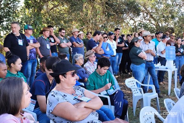 Produtoras e produtores rurais e estudantes de agronomia em evento Dia de Campo