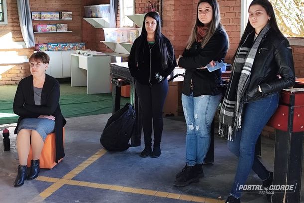 Secret&aacute;ria de Educa&ccedil;&atilde;o e coordenadora do curso de Pedagogia, Maria Inez Fagundes da Silva. &Agrave; direita, a titular das turmas, Suziane Campos, junto &agrave;s futuras professoras
