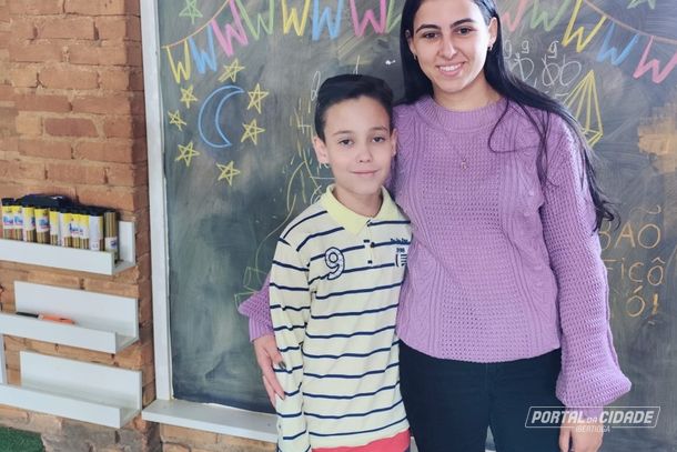 Snayder e a professora, Suziane Campos