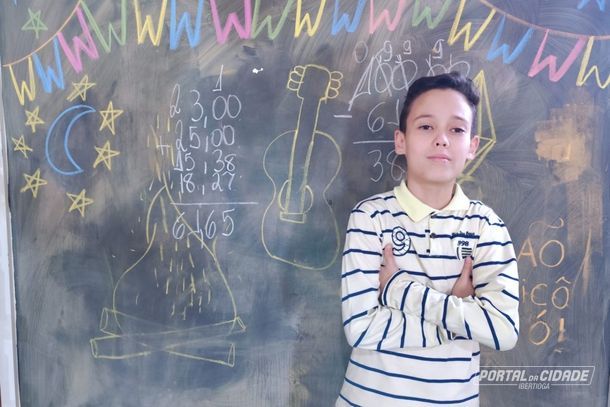 Snayder da Silva Campos de S&aacute;, 10 anos, apaixonado por matem&aacute;tica